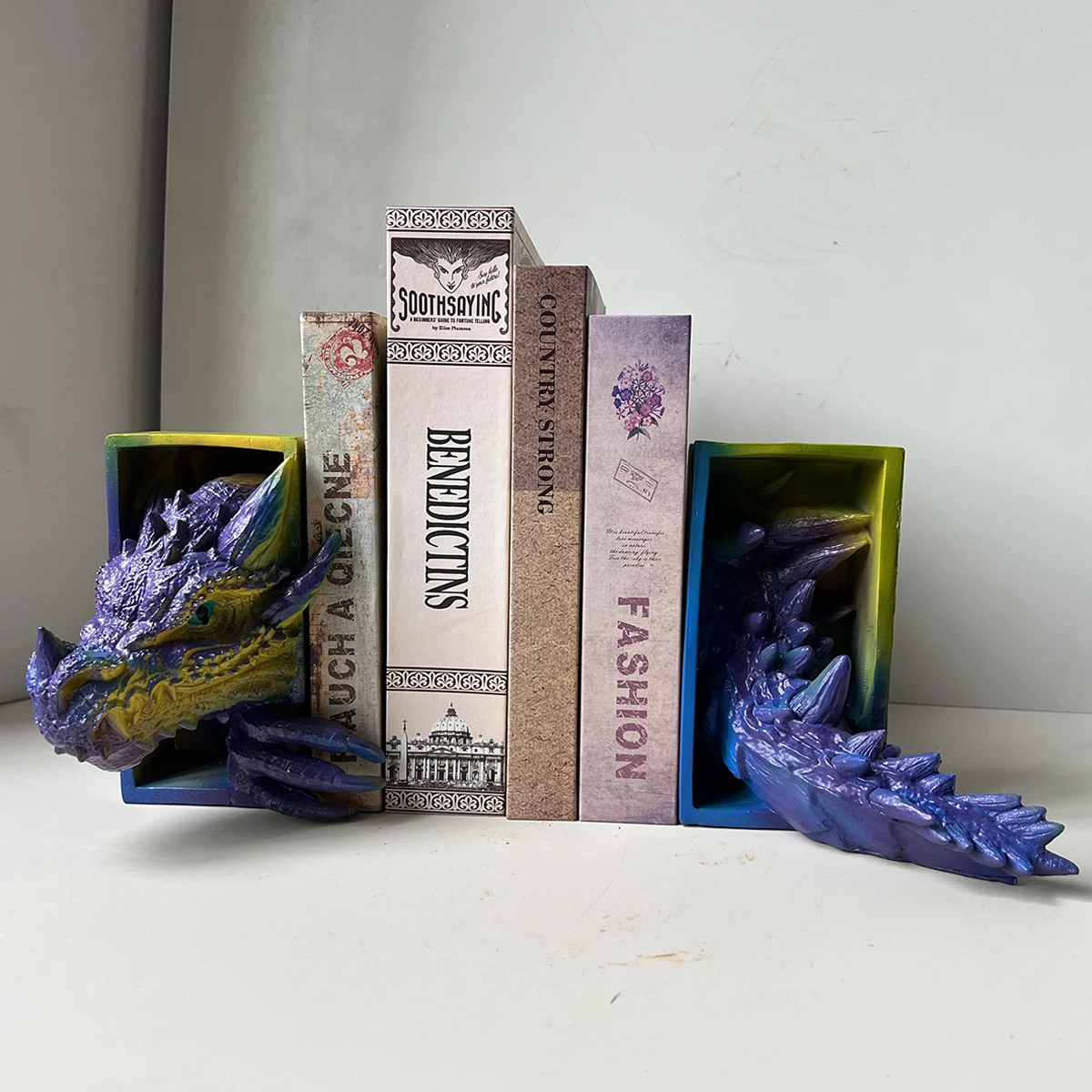 2Pc Dragon-Shaped Bookend Decorations, Fantasy Decor, Home Decor Ornaments, Bookshelf Bookend Decorations, Dragon-Shaped Decorations Appear on the Bookshelf.
