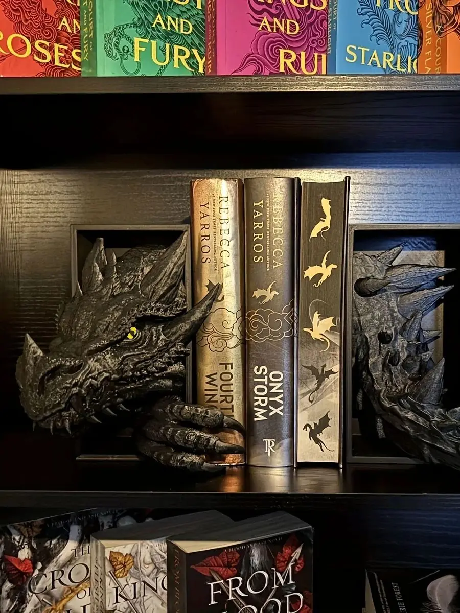 2Pc Dragon-Shaped Bookend Decorations, Fantasy Decor, Home Decor Ornaments, Bookshelf Bookend Decorations, Dragon-Shaped Decorations Appear on the Bookshelf.