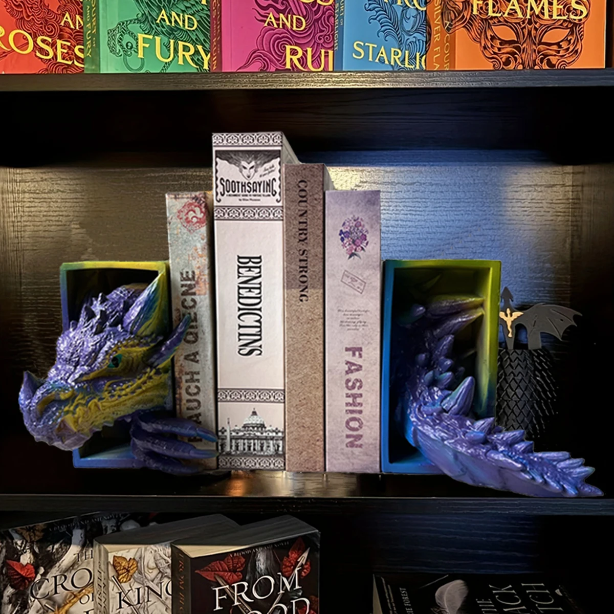 2Pc Dragon-Shaped Bookend Decorations, Fantasy Decor, Home Decor Ornaments, Bookshelf Bookend Decorations, Dragon-Shaped Decorations Appear on the Bookshelf.