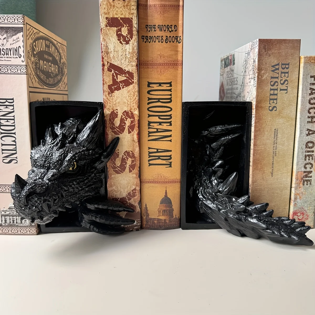 2Pc Dragon-Shaped Bookend Decorations, Fantasy Decor, Home Decor Ornaments, Bookshelf Bookend Decorations, Dragon-Shaped Decorations Appear on the Bookshelf.