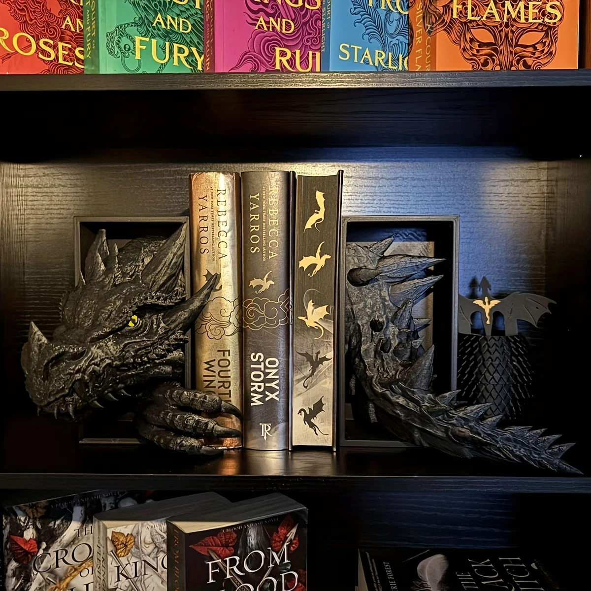 2Pc Dragon-Shaped Bookend Decorations, Fantasy Decor, Home Decor Ornaments, Bookshelf Bookend Decorations, Dragon-Shaped Decorations Appear on the Bookshelf.